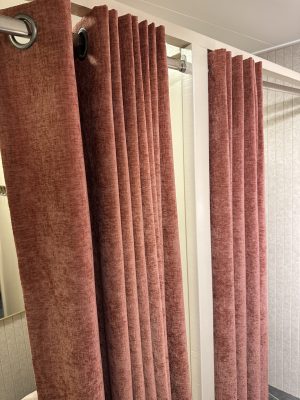 roze-gordijnen-okika-gordijnen-ringen prachtige roze gordijnen van okika, mooi op maat gemaakt voor onze paskamers.